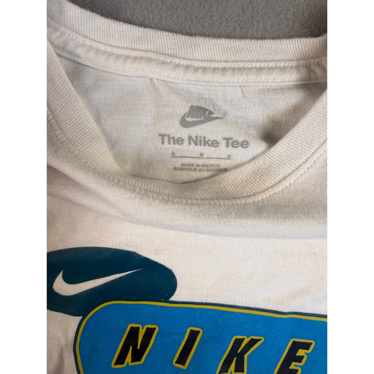 The Nike Spellout Graphics Tee - L