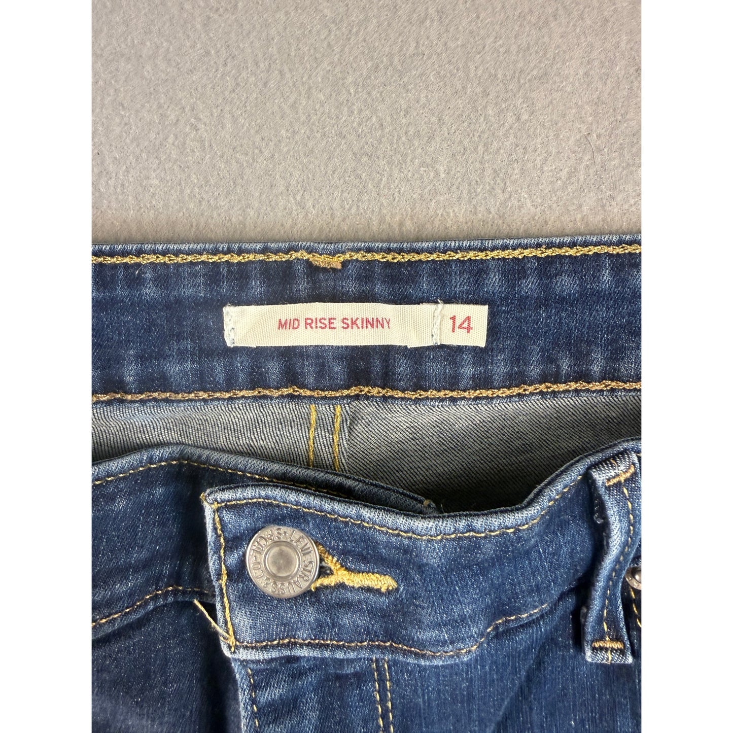 Levi's Mid Rise Skinny Cropped Jeans - 14