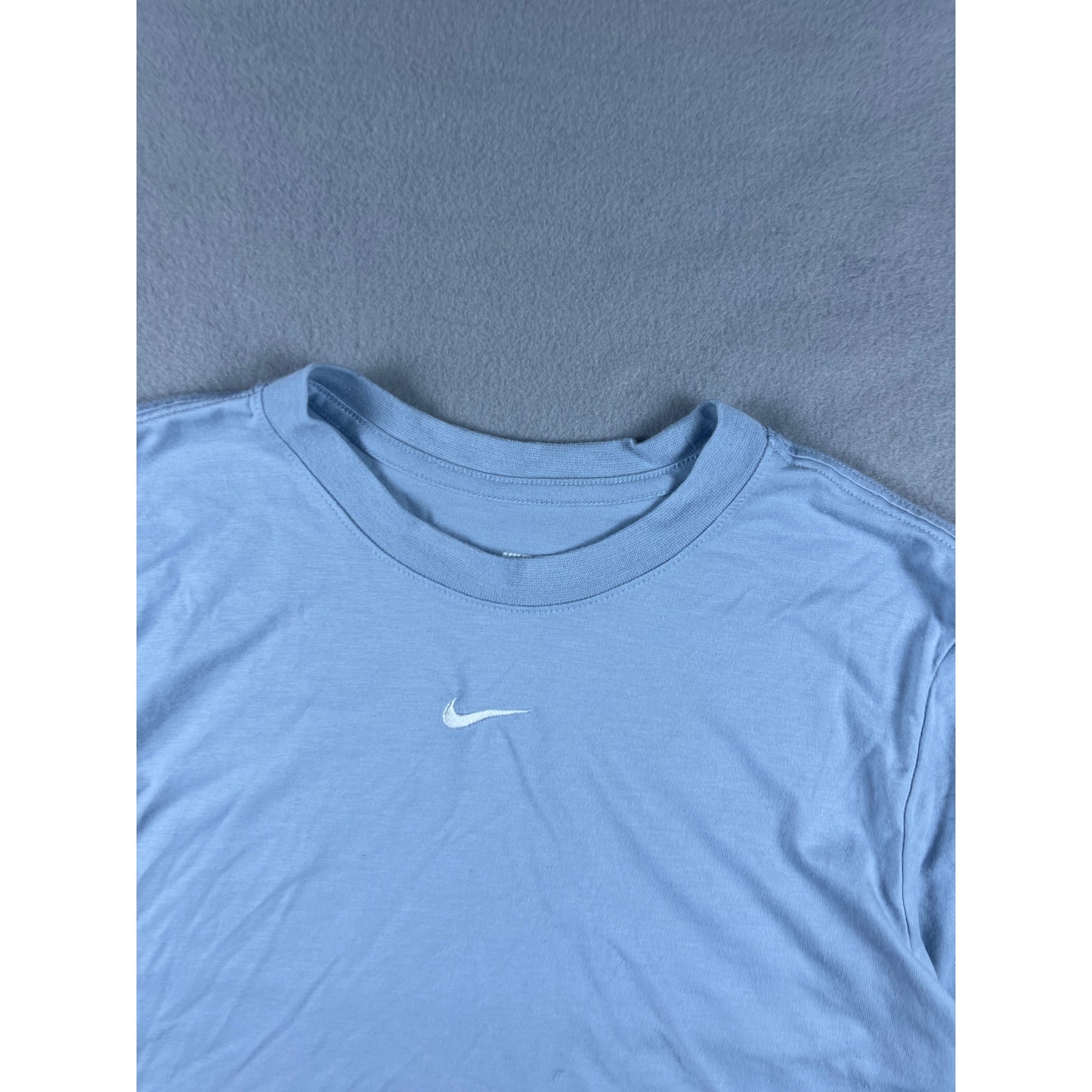 The Nike Cropped Tee Womens - M