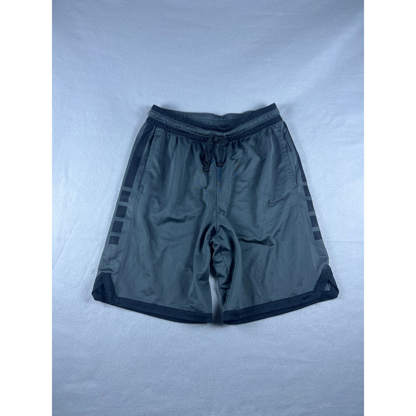 Nike Basketball Shorts - M