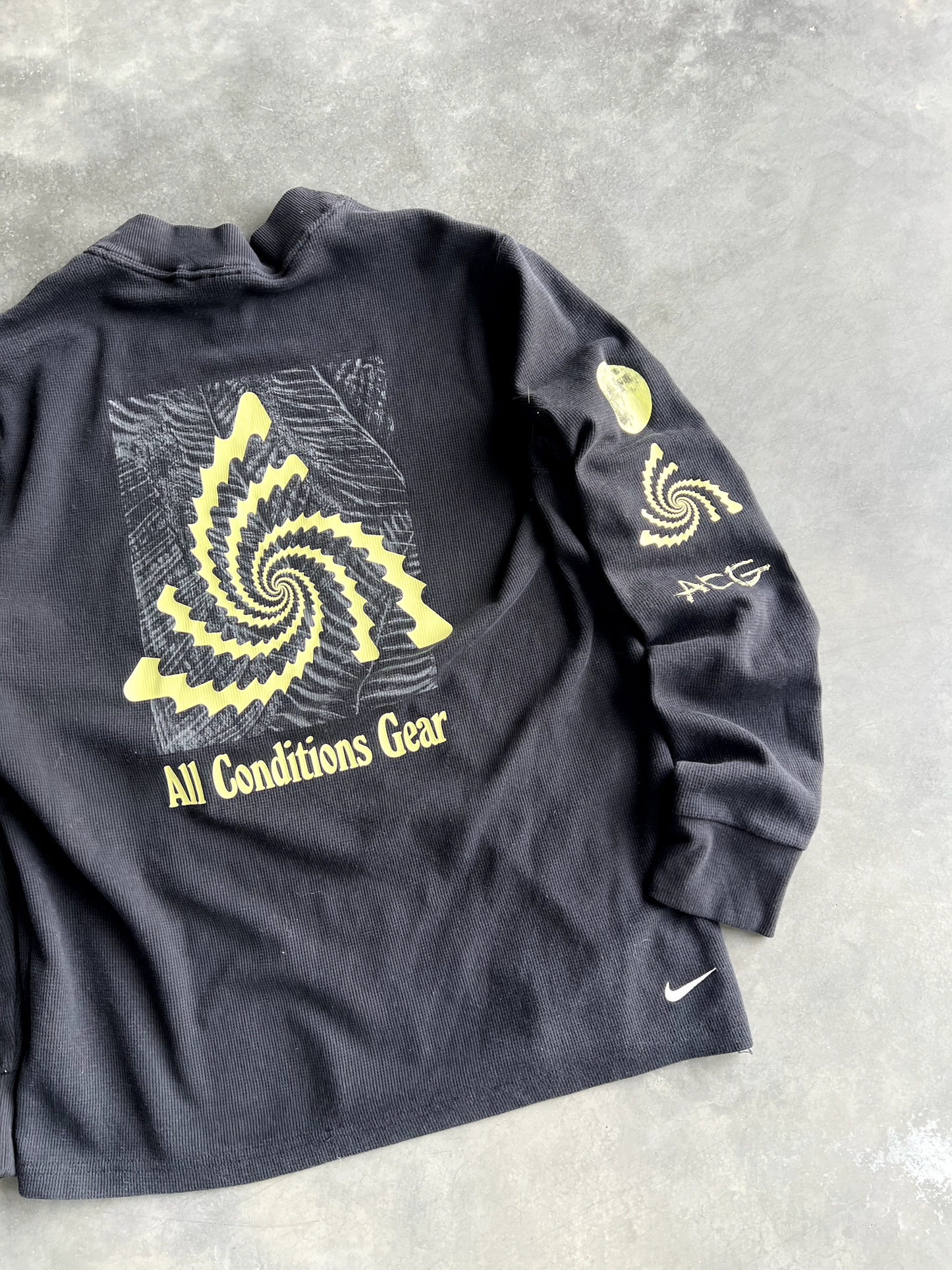 Vintage Black Nike Graphic Long Sleeve - L