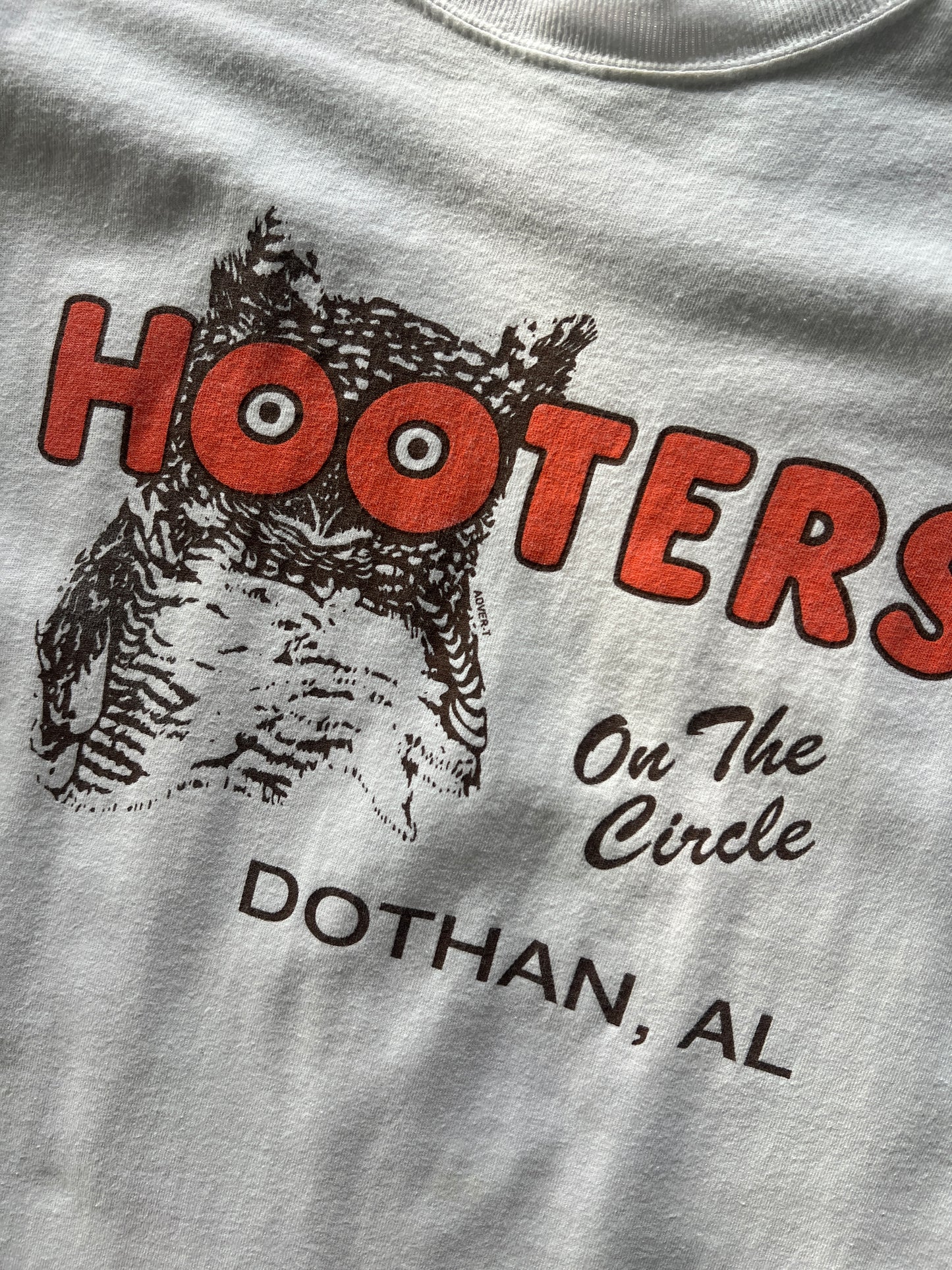 Vintage White Hooters Graphic Shirt - M