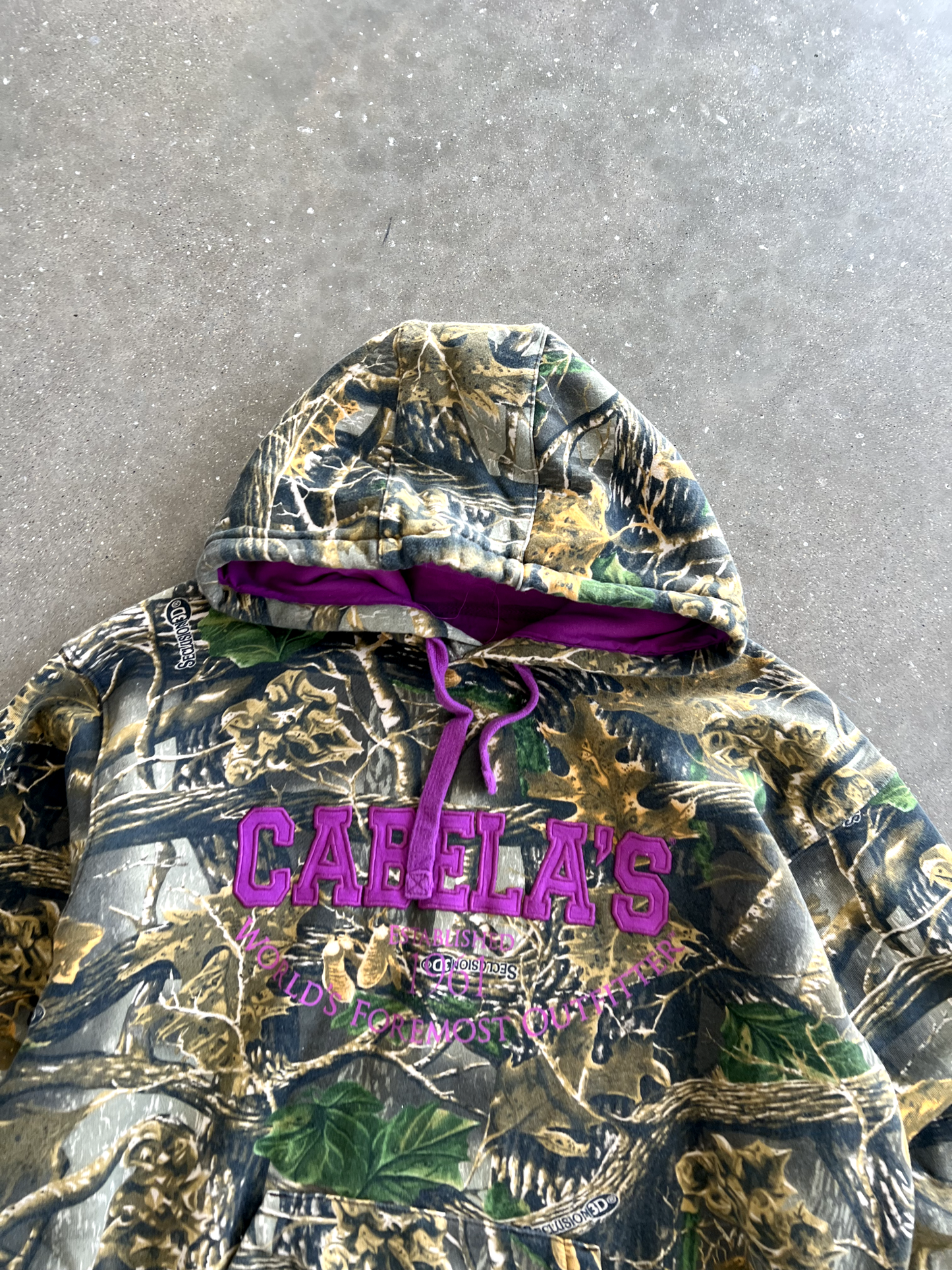 Vintage Camo Cabela's Spellout - L