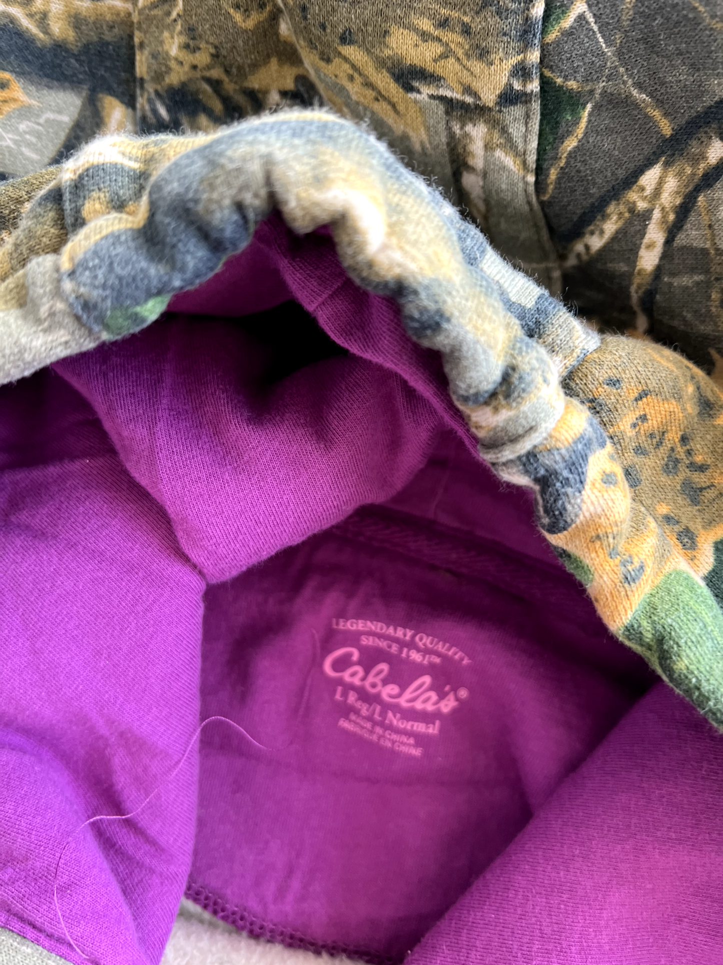 Vintage Camo Cabela's Spellout - L
