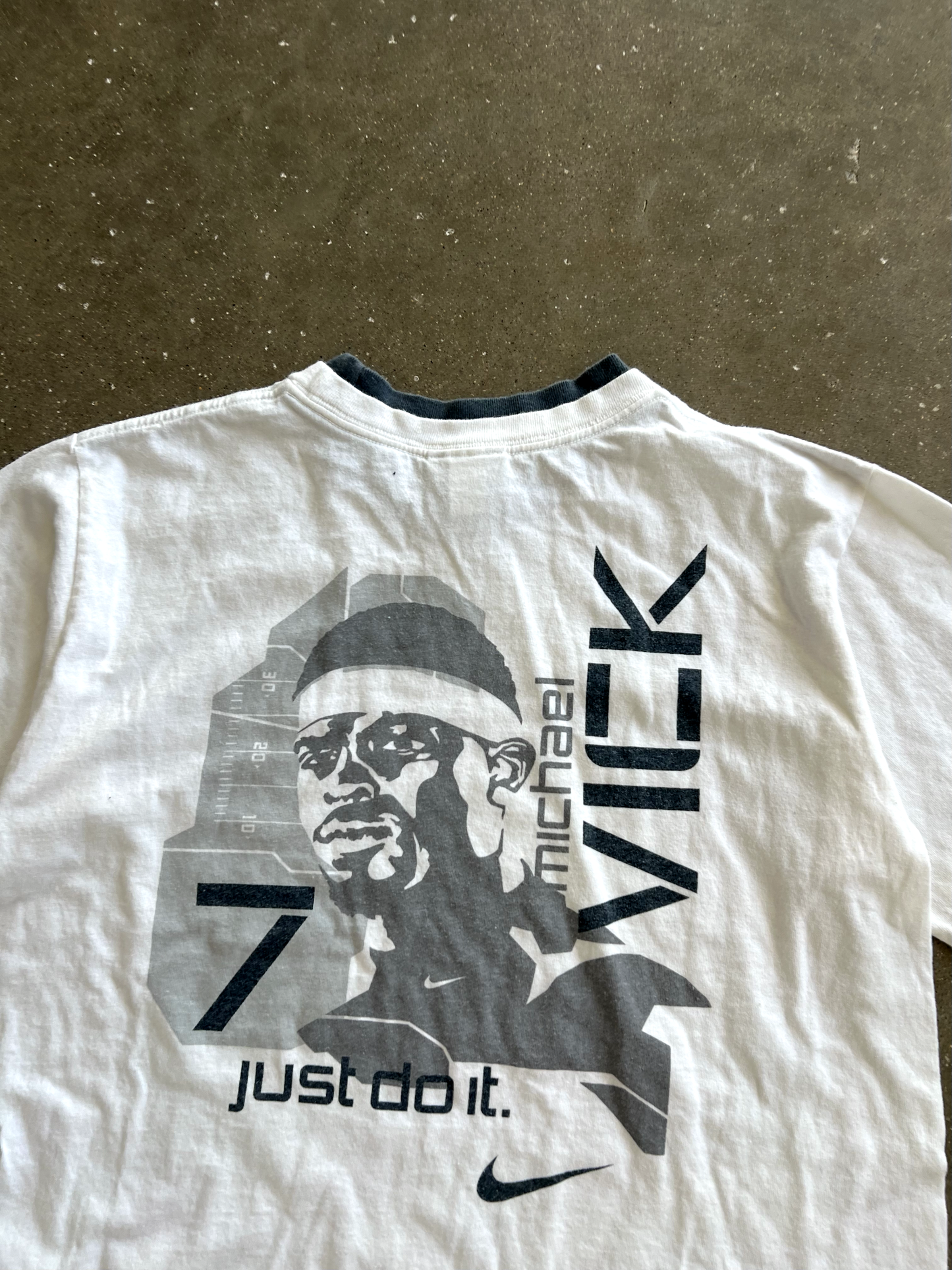 Vintage White Nike Graphic Tee - L