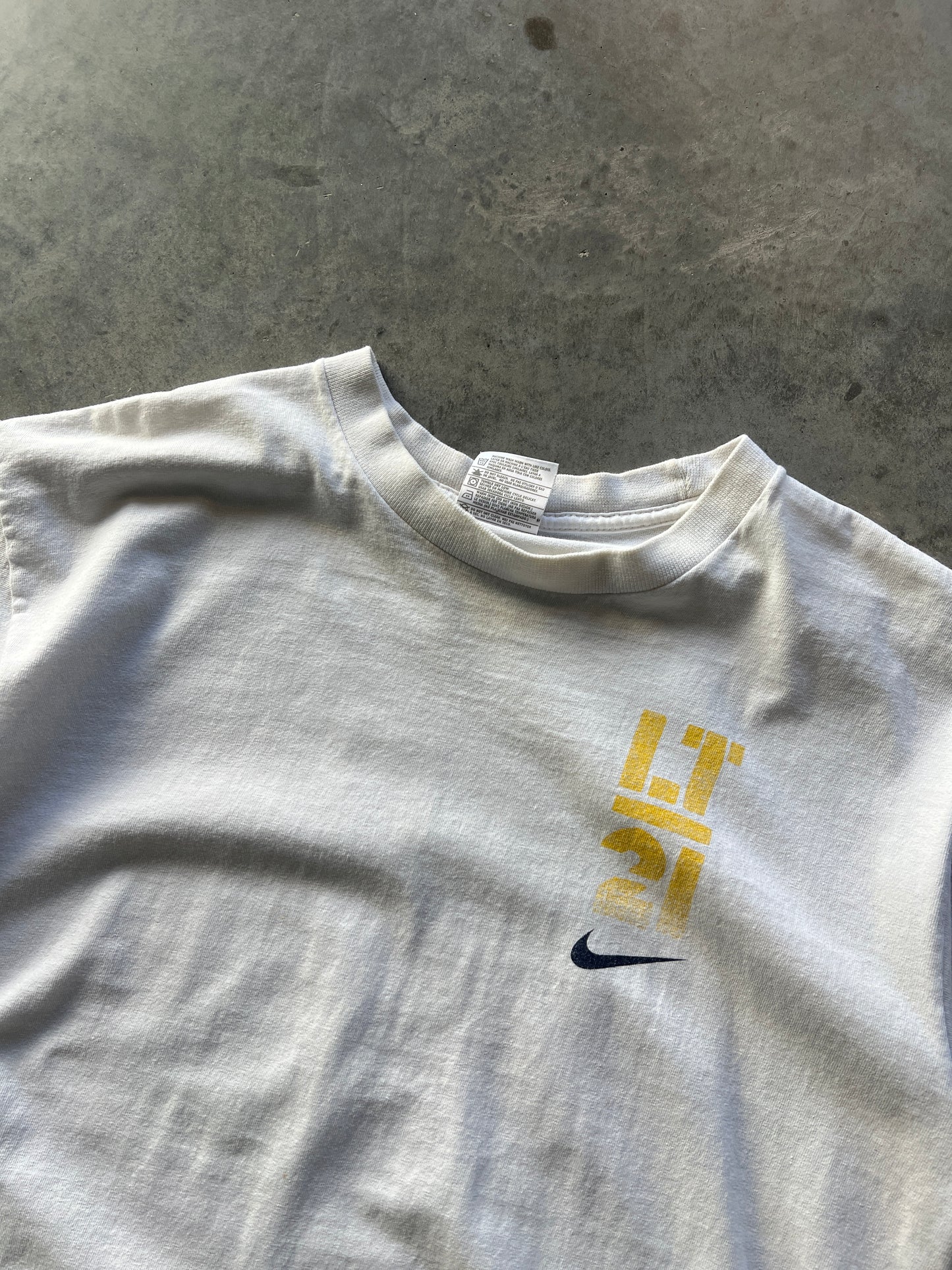 Vintage Simple White Nike Swoosh Shirt - M