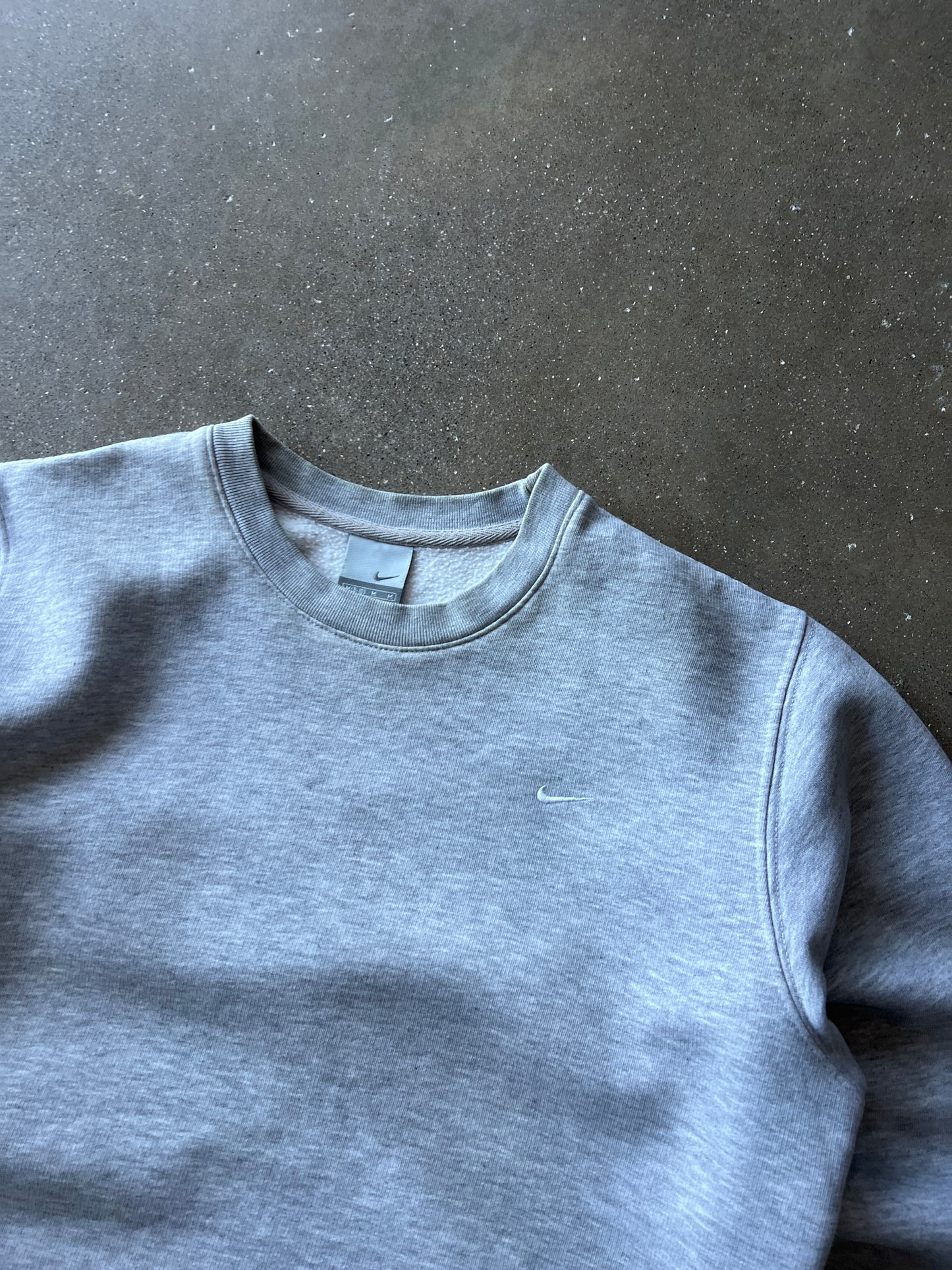 Vintage Heather Gray Minimalist Nike Crew Neck Sweater - M