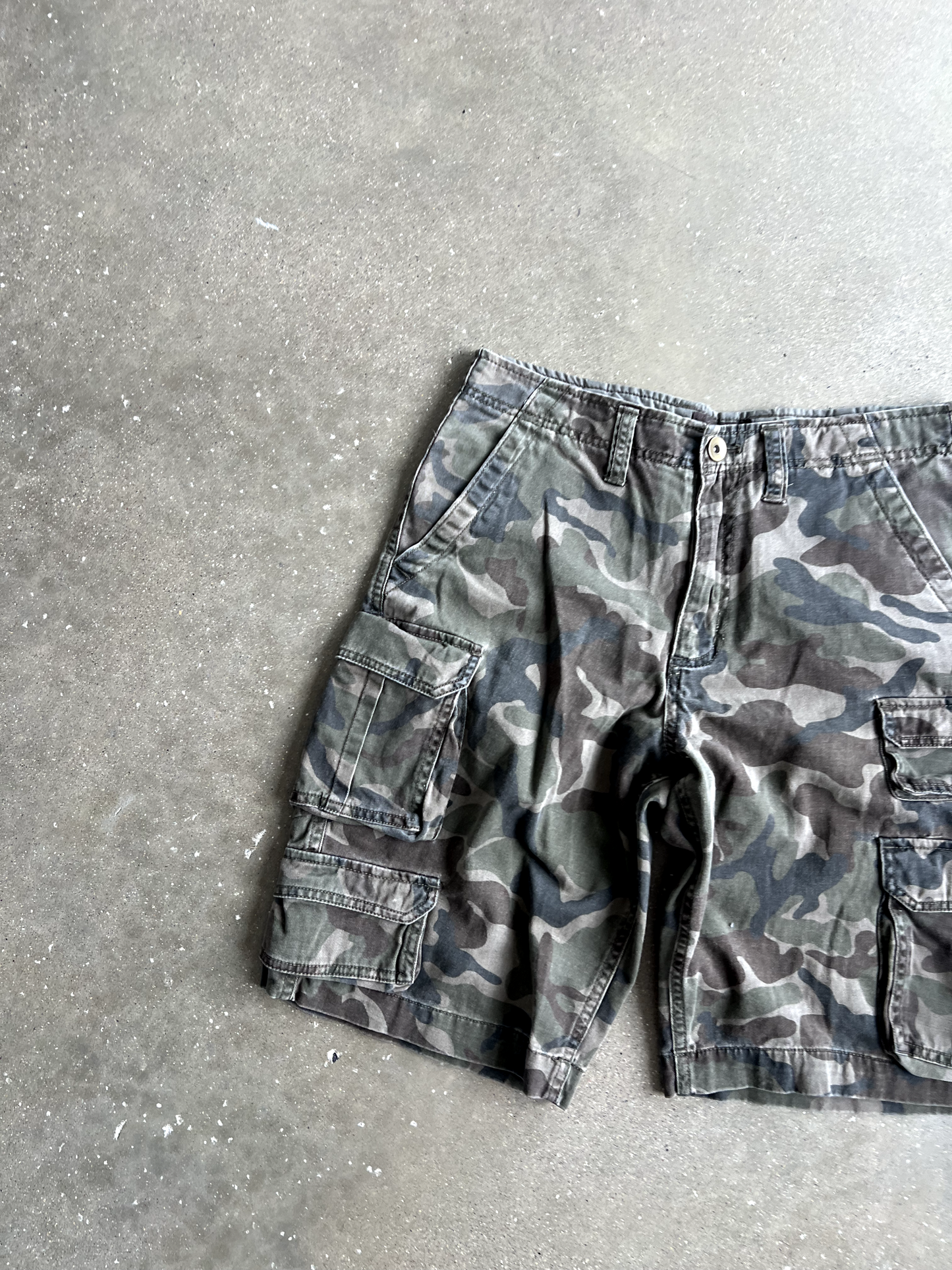 Vintage Camo Cargo Shorts - 32