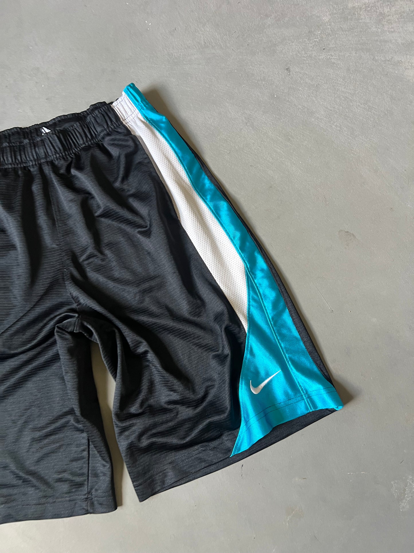 Y2k Nike Basketball Shorts - L