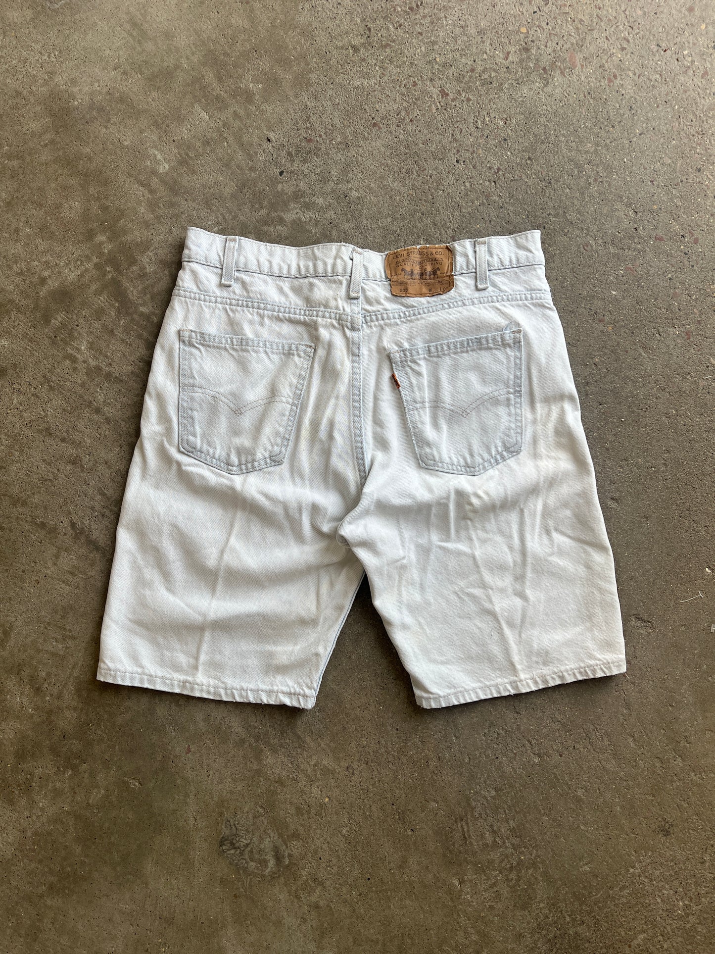 Vintage Light Wash Levi Shorts - 32