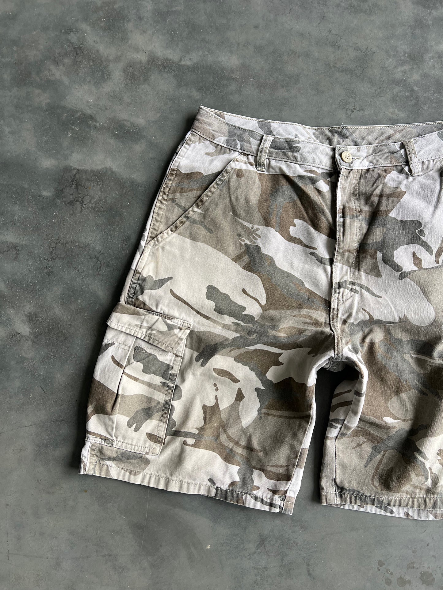 Vintage 90s Military Camo Baggy Shorts - 33