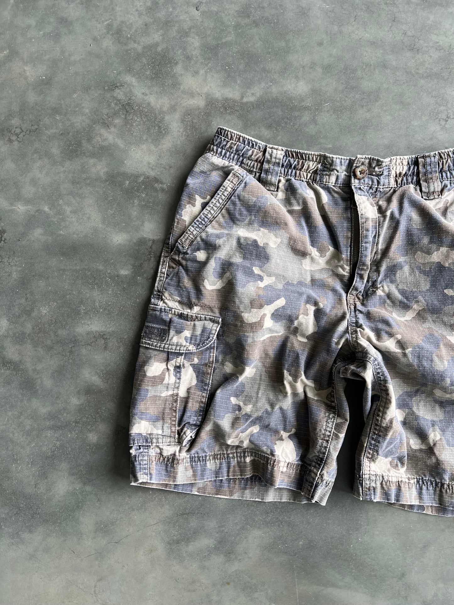 Vintage Outdoor Life Baggy Camo Shorts - M