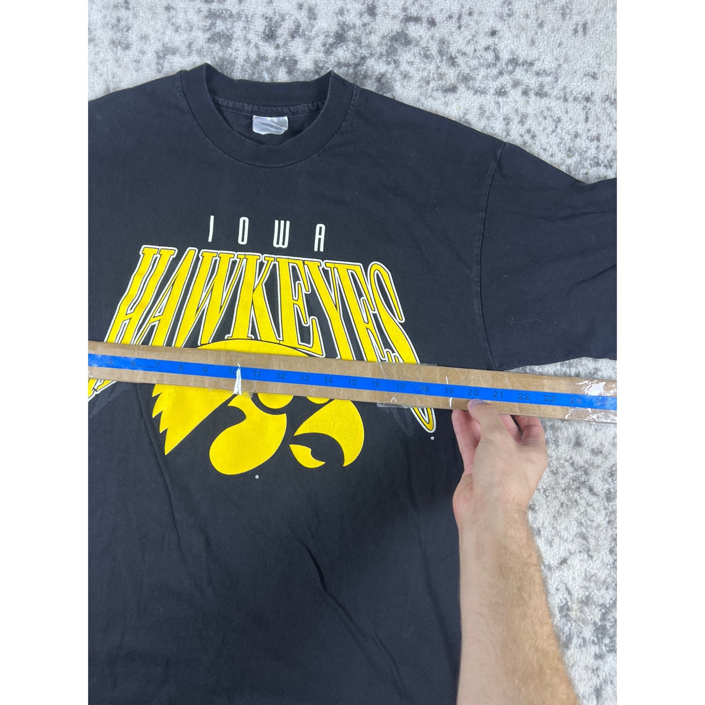 Vintage Iowa Hawkeyes Graphic Tee - L