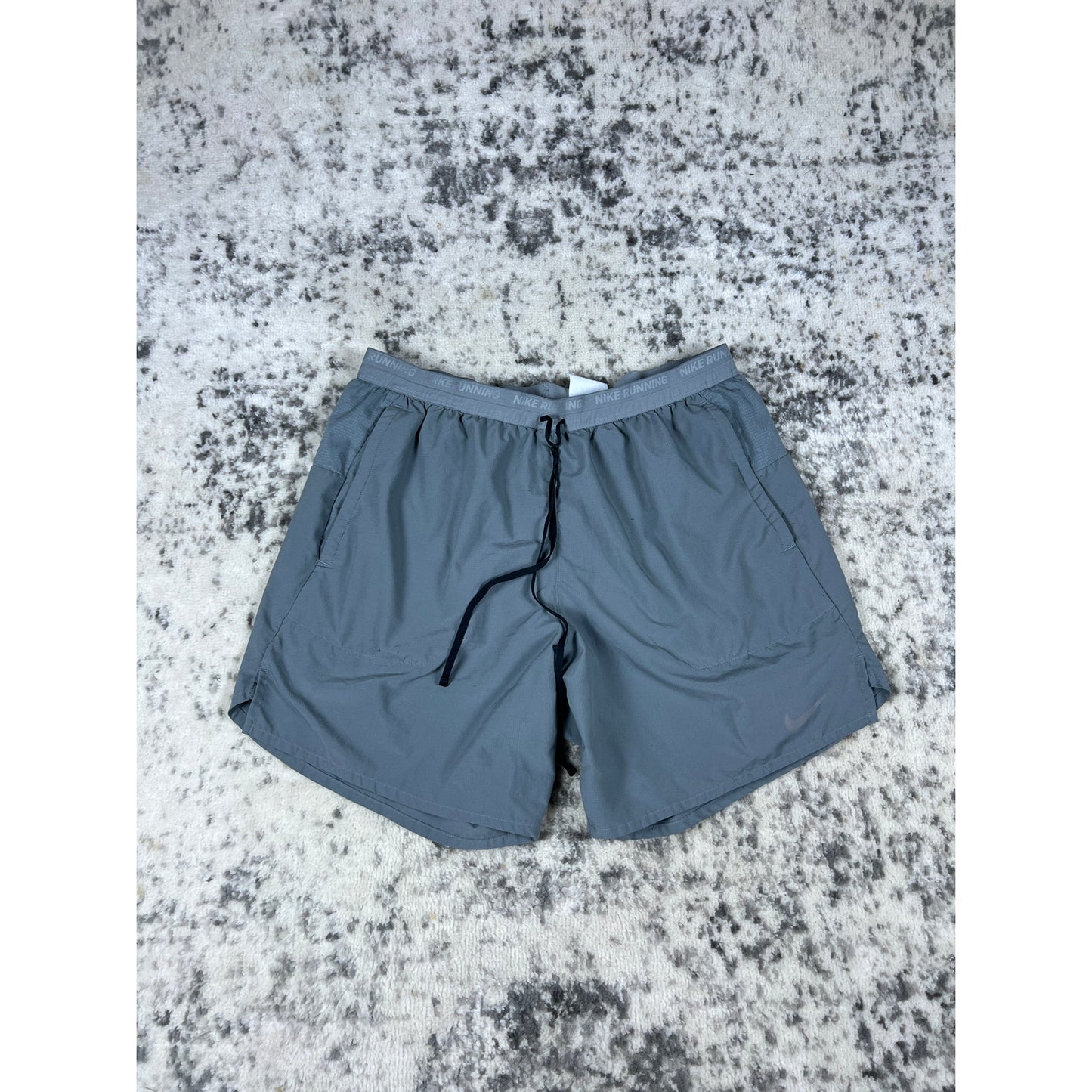 Nike Dri-FIT Mens Gray Shorts - L
